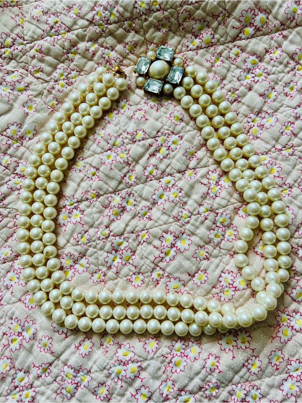 Richelieu Classic Triple-Strand faux Pearl Necklace with Decorative Clasp Ivory